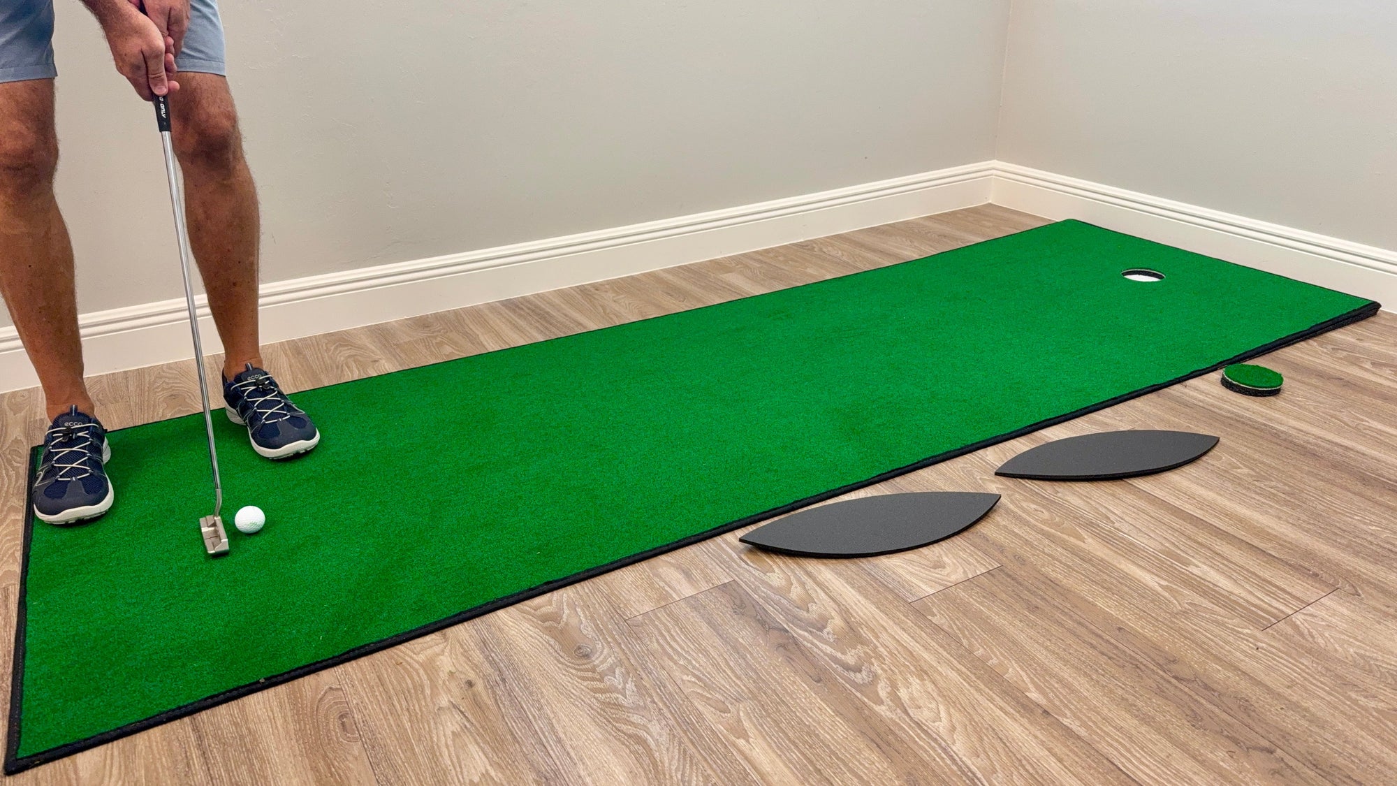 Wedge Game putting mat putting green with break pads and hole filler